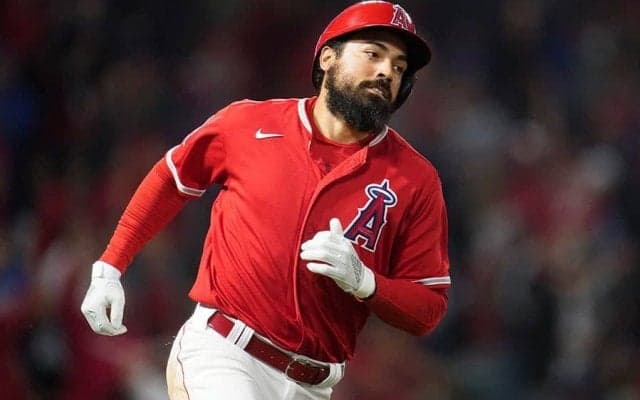 【MLB】右打者が“左打席”から放った豪快弾　珍事にファン大混乱「右よりいいじゃん」