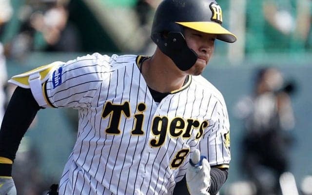 佐藤輝明が放った“低空ロケット”が「恐すぎる」　あっという間に外野へ「光の速さ」