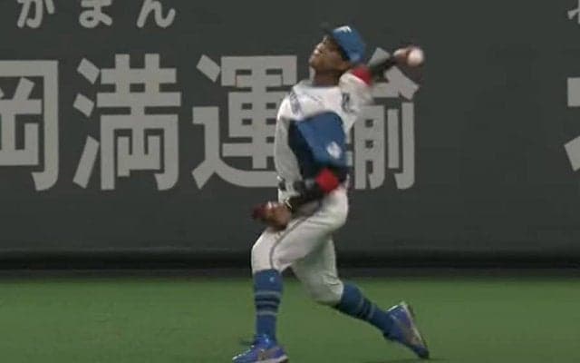 走者釘付けバズーカが「めちゃくちゃエグい」　日ハム万波の“爆肩”は「イチロー級」