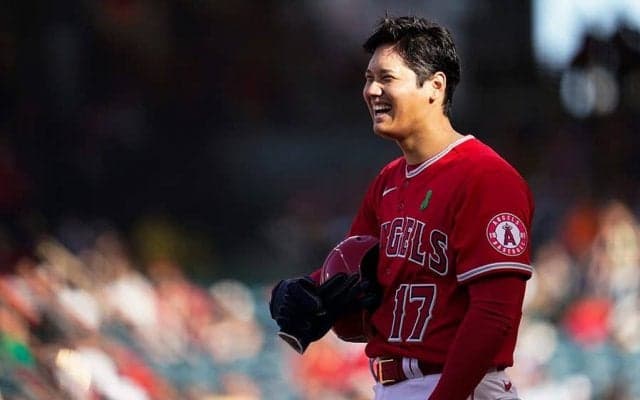 大谷翔平、試合前にベンチ内でこなした“雑用係”が米話題「彼の表情が超可愛い！」