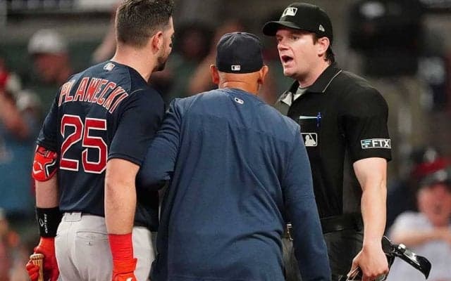 満塁で“疑惑の見逃し三振”に打者憤慨　抗議→退場に「腹立つ」「ただの酷い判定だ」