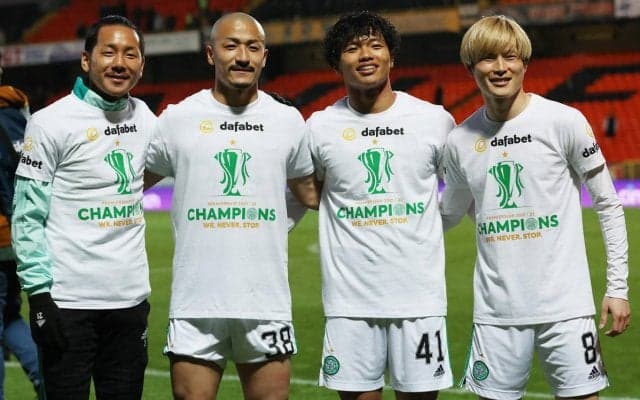 古橋亨梧がセンター！セルティックの優勝記念フォトで最も目立つポジションに、前田大然はしっかりアンパンマンポーズ