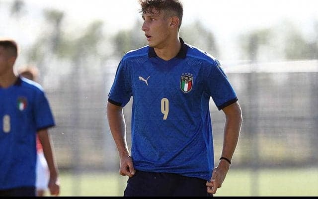 バイエルンがユベントスから16歳逸材FWを獲得!