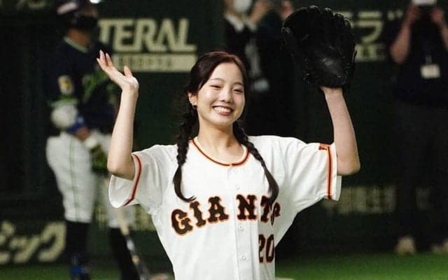 恥ずかしそうに思わず「あれれ？」　可愛すぎる始球式の“全裏側”を大公開