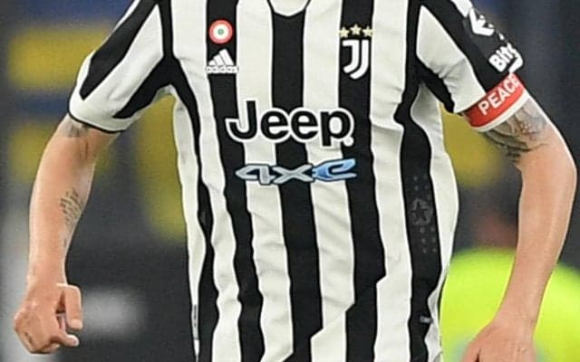 『Jeep』のロゴが“稲妻”に！黒ストライプが大きくイメチェンしたユベントスの来季ユニフォームが発表