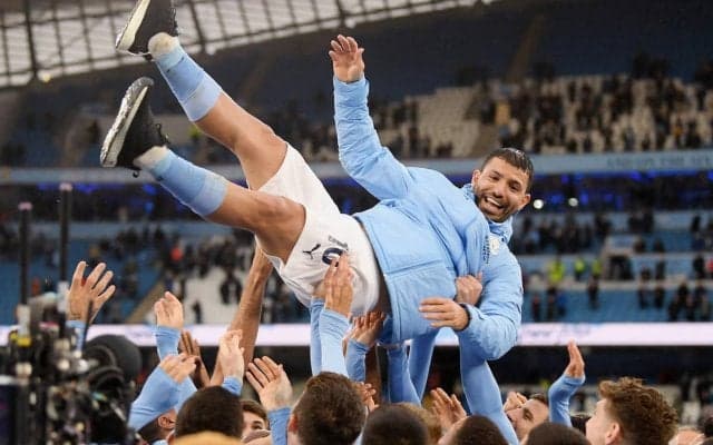 シティのプレミア初優勝から10年！立役者となったアグエロの彫像がお披露目に 当時のメンバーで3人目
