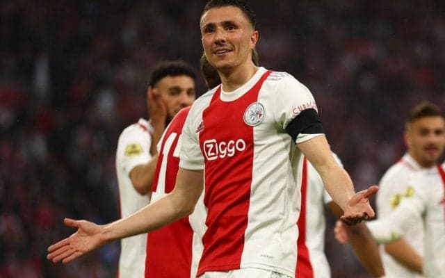 アヤックス優勝決定試合で“ヒザスラ”失敗から前方一回転…挙句コーナーフラッグに八つ当たり…