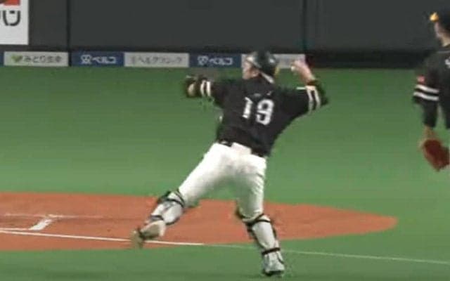 “回転甲斐キャノン”は「球速えぐ」　ミット撃ち抜く剛球に「これが移動砲台」