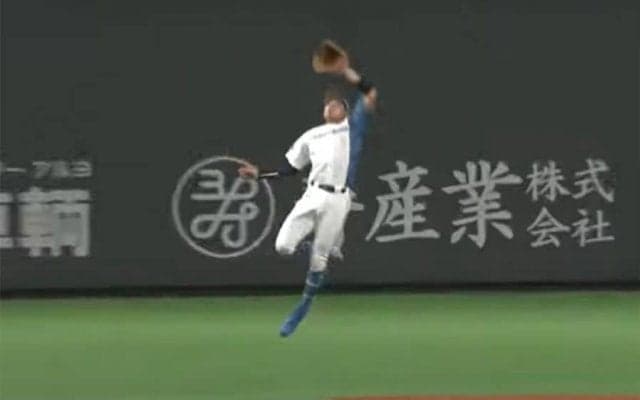 「4メートルくらい飛んでる」　重力無視の超絶キャッチは「2段ジャンプしてる」