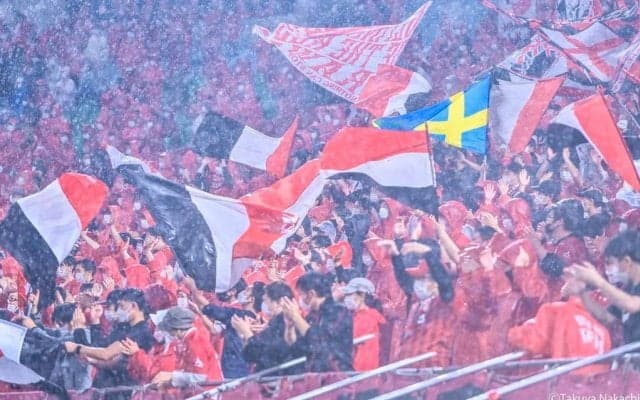 試合後に浦和サポーターとGK西川周作が一触即発！ 「電光掲示板を乗り越えての対話」