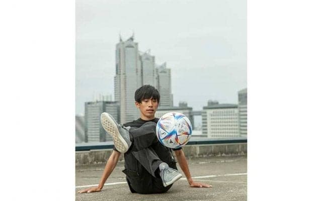 サッカーは「世界をつなぐ」　フリースタイル元王者Tokura、W杯公式球に感じた多様性