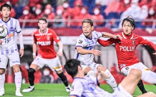 【広島】浦和との雨中対決はスコアレスドロー！ 「中盤支配」のサンフレッチェ・スキッベ監督が語った「ラッキーパンチが出れば」の“狙い”