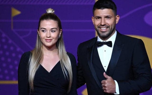 アグエロの恋人が彫像の前でのツーショットを公開「これからも伝説であり続ける」