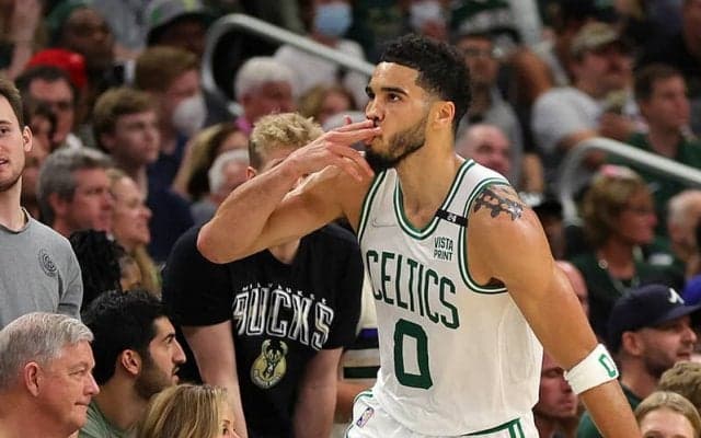 テイタムがヤニスとのエース対決を制す…セルティックスがシリーズを第7戦に持ち込む／NBAプレーオフ