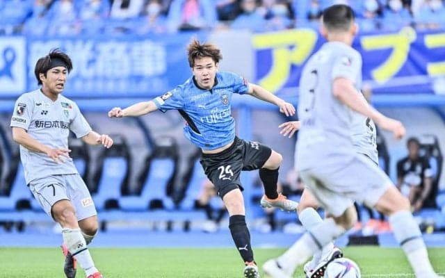 「かわいい」と「尊い」が渋滞！ 川崎の選手が試合後に披露した「献血カチューシャ姿」!!“若きドリブラー”がSNSで注目の的に