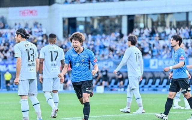 川崎サポーターがスポンサーに「粋すぎる横断幕メッセージ」！銀行理事長が“一人チャント”で応える「地域密着 理想の形」
