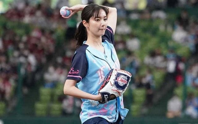 朝ドラ女優が“豪快足上げ”　恥ずかしワンバン始球式に「震えてきてしまって…」
