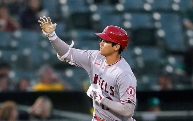 大谷翔平、100号直後のベンチで始めたトラウトとの“研究風景”が話題「最強のデュオ」