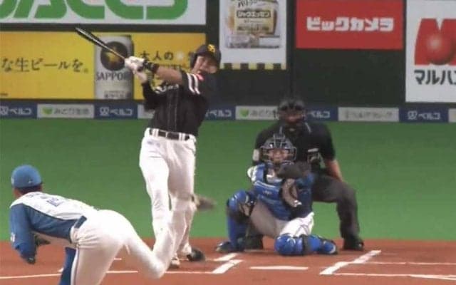 柳田悠岐の“ちょい詰まり”が「ヤバすぎだろ」　想定外の飛距離が「エグすぎるわ」