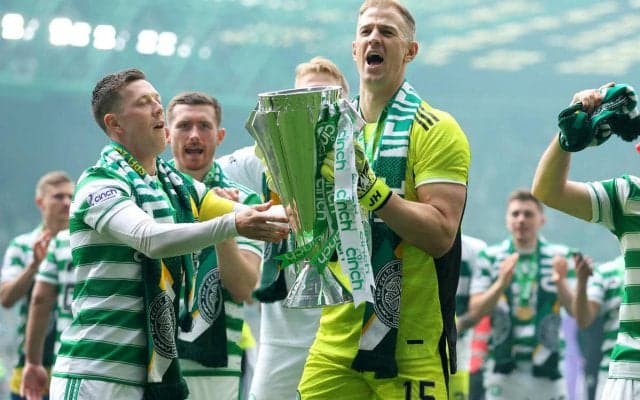 52回目の優勝喜ぶセルティック、ロッカーでのシャンパンファイトであの日本人がモロ被りの被害に