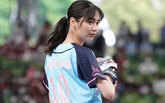 朝ドラ女優が「スタイル良すぎて」　ポニテなびかせ“豪快投球”は「めちゃ可愛い」