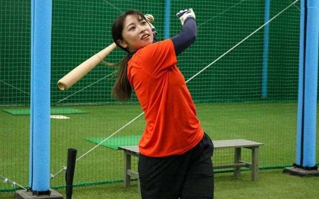 現役女子大生が追及する「見せる野球」　SNSがざわついた豪快スイング誕生秘話