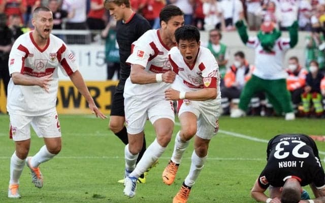 【現地写真】遠藤航の「劇的すぎる残留弾」にシュトゥットガルト沸騰!独紙は「不滅の存在になった」と絶賛…日本代表の「絶対的中軸」が成し遂げた大仕事