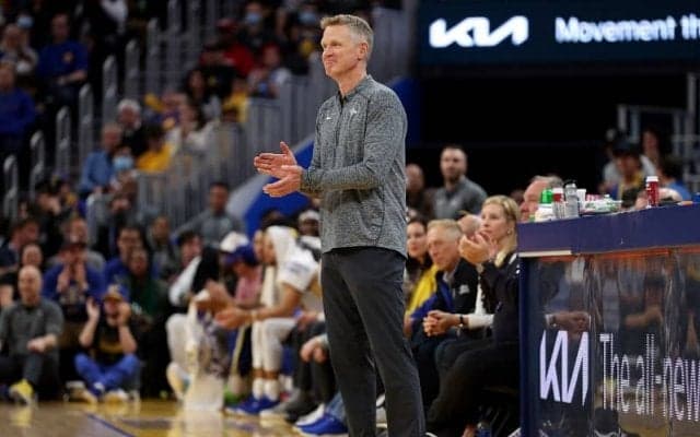 ウォリアーズのスティーブ・カーHCが新型コロナのプロトコルから解放されて再合流