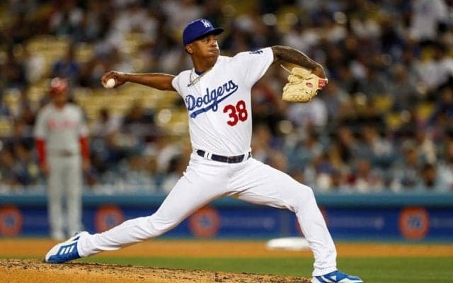 【MLB】珍しすぎる“股抜き空振り”は「どうやって？」　衝撃ボールが実現させた「魔法だ」