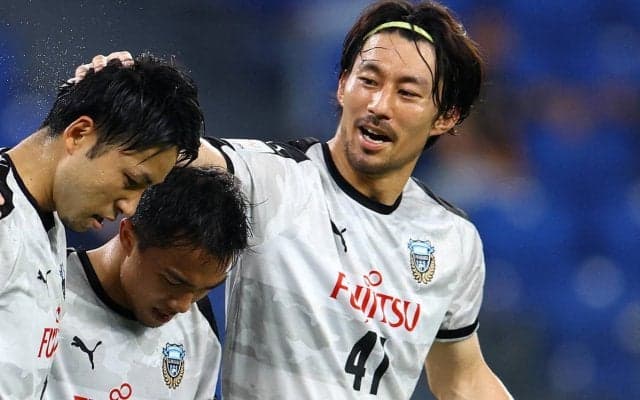 「右腕1本で制する家長」自分よりも大きい福岡フアンマ相手にも “奪われない”家長昭博のボールキープに感嘆の声「ボール持ってる時の落ち着き方異常」