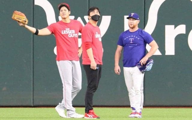 【MLB】大谷翔平が元同僚と笑顔の再会　右翼付近へ向かいハグ…レンジャーズ戦前に旧交温める