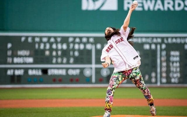 【MLB】「史上最悪の始球式」“大遠投”にファン辛辣　「炎上狙い？」「どうやったら…」