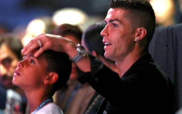 11歳C・ロナウド長男もバキバキの仕上がり…親子で“筋肉2ショット”を披露「腹筋のボコボコ感」