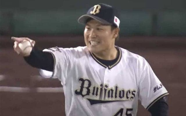 極限の“完全空中キャッチ”が「マジでバグってる」　超反応に騒然「こんな速い打球に」