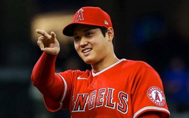 193cm大谷翔平、元NBAコーチよりデカい記念の3ショットに米羨望「彼は超ハンサムだね」
