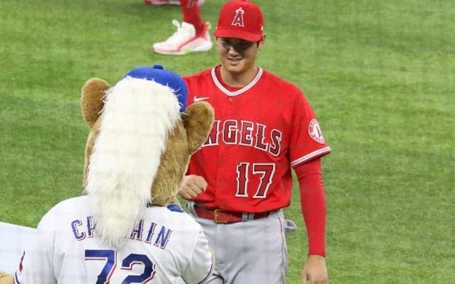 【MLB】大谷翔平に敵軍マスコットも虜？　試合前にグータッチ＆写真撮影「あなたはすごい」