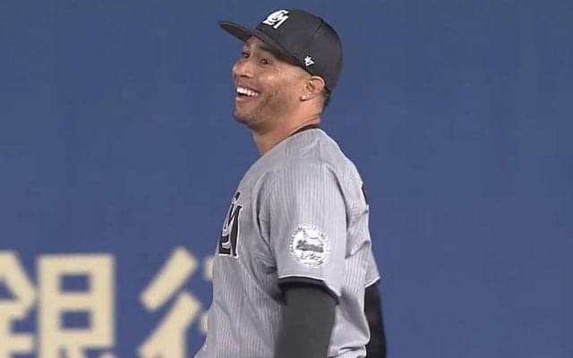 外野手が走者を「狙ったな」　“あわや直撃”を回避した超人の「リアクション最高」