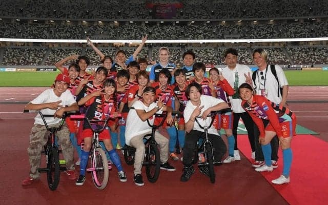 INAC神戸レオネッサのハーフタイムショーにてBMX FLATLANDが登場！本村果鈴も番号00を背負い盛り上げる！
