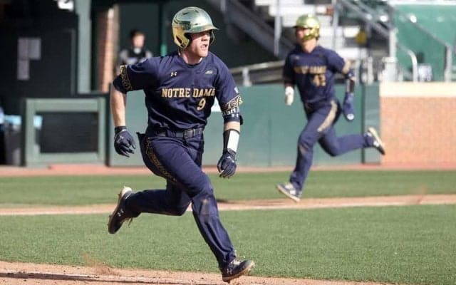 球場騒然“ハイハイ本盗”は「どうなってるの」　超速ジタバタが「奇抜なエイリアン」