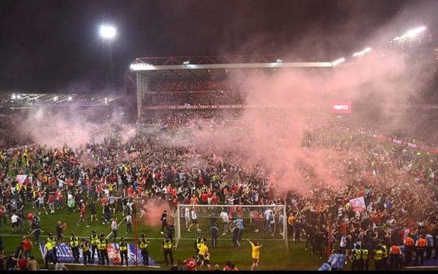 チャンピオンシップ昇格POでノッティンガムファンが卑劣行為…ピッチ乱入で相手選手にケガ