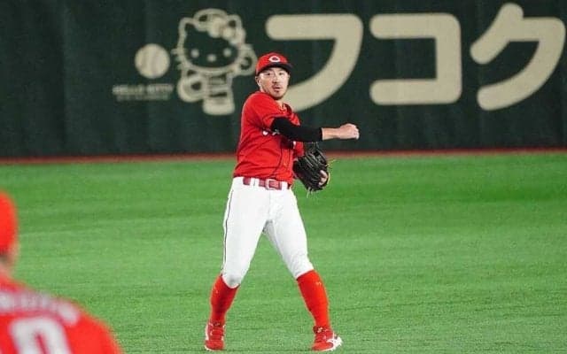菊池涼介の“伸びる神の手”が「ガチえぐい」　空中ダイブに驚愕「本当に人間か」