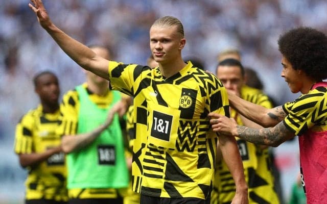 「髪切った？」ハーランドが“三つ編みヘアー”にアレンジ！元シティの父とノルウェーの憲法記念日を祝う