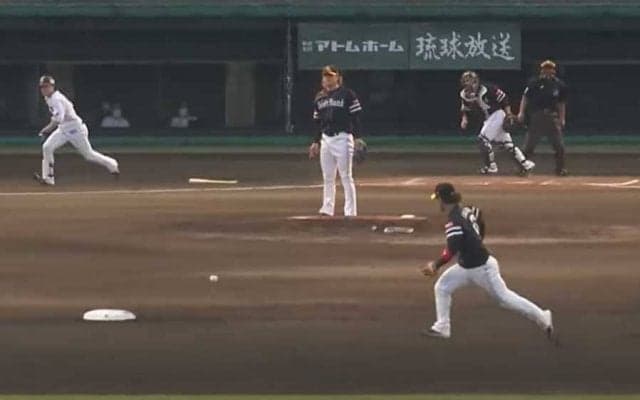 鷹・今宮の“回転爆肩スロー”が「完璧すぎる」　快足走者も止める「送球が凄すぎ」