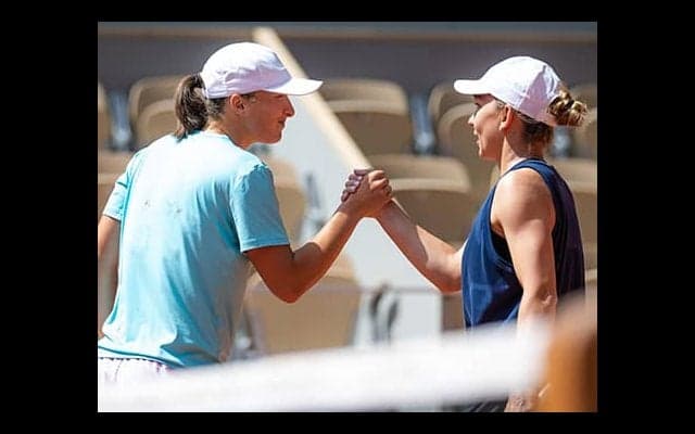  全仏新旧女王が会場でラリー 