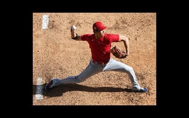 大谷翔平が右腕に巻いている黒いベルトって何？　リアル二刀流をサポートする秘密兵器