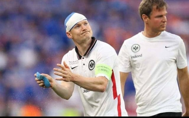 「こんな傷どうでもいい！」頭部裂傷もプレー続行のフランクフルト主将がEL優勝に歓喜「最も素晴らしい日だ」