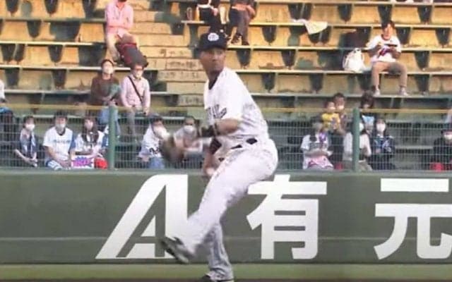 “その場投げ”なのに超人キャノン「肩強すぎ」　一瞬で横断爆送球が「気持ちいい」