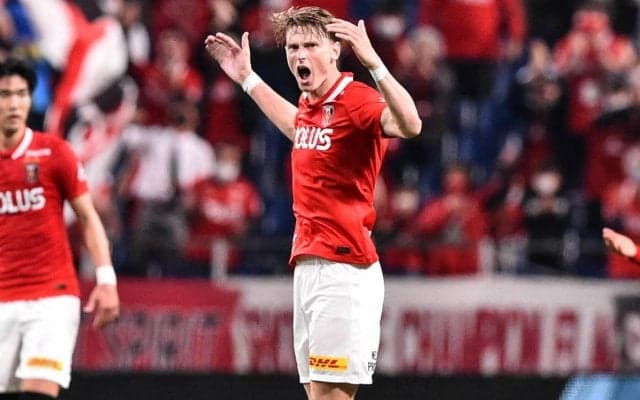 「We are REDS！」“高速リスタート”の浦和ボールボーイが選手と一緒に歓喜！ハットトリックのユンカーも感謝 