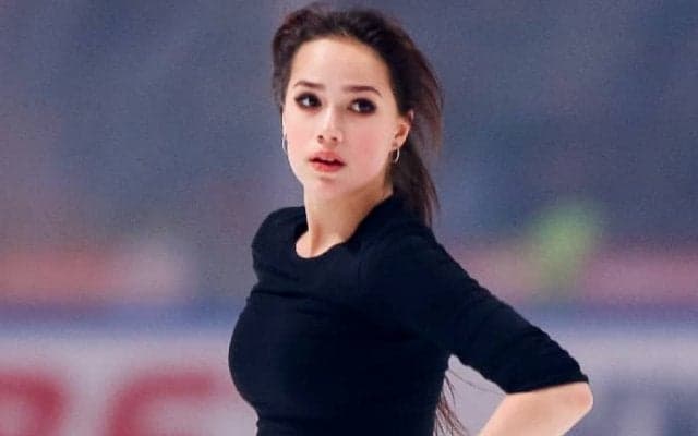 ザギトワが“美脚ショット”で20歳の誕生日を報告！タイトな黒ミニワンピ姿に「無敵」と称賛の声