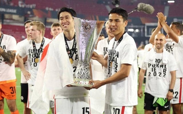 「あなた方はとにかく凄い！」EL制覇の長谷部誠が優勝をファンに捧げる「本当にありがとう」